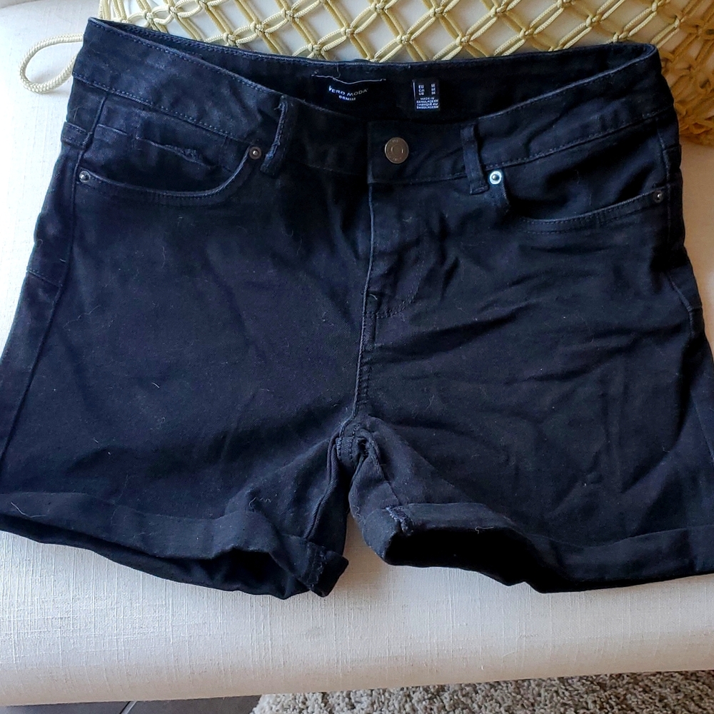 Medium black short